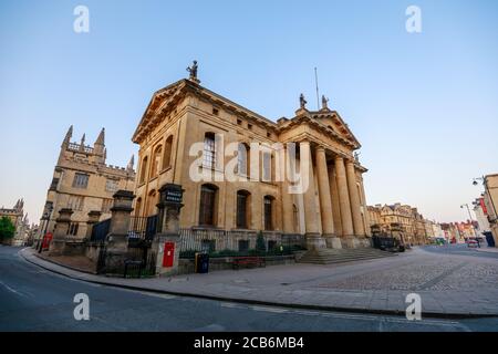 Le Clarendon Building et Broad Street à Oxford sans personne. Tôt le matin. Oxford, Angleterre, Royaume-Uni. Banque D'Images