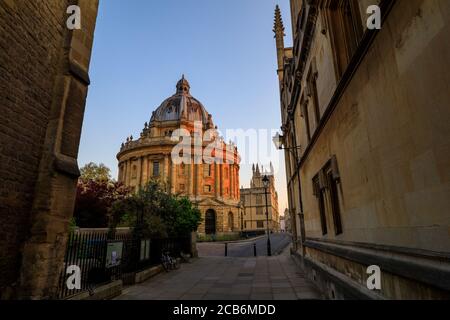 La caméra Radcliffe à Oxford au lever du soleil depuis le bas d'une allée sans personne autour, tôt le matin, par une journée claire avec le ciel bleu. Oxford, Angl Banque D'Images