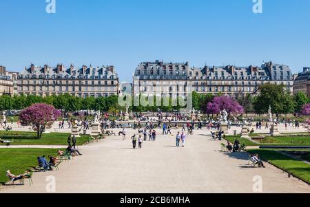 Un jour de printemps au Grand bassin rond dans le jardin des Tuileries, Paris Banque D'Images