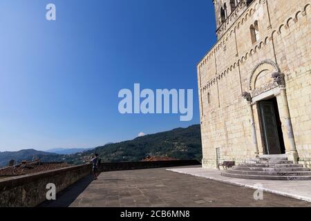 Barga,Lucca/Italie:un touriste prend une photo dans la cathédrale de Barga. Barga est une ville médiévale située dans les collines toscanes des Appennins, dominées par les Alpes Apuanes Banque D'Images