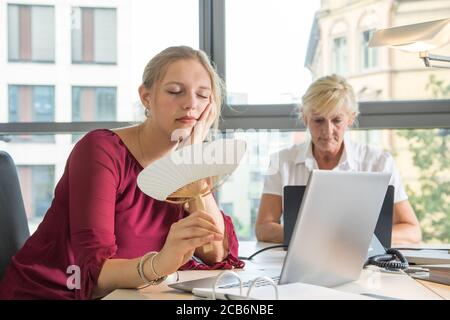 Hambourg, Allemagne. 29 août 2019. Au sujet du rapport de service du 11 août 2020: Trop chaud? Juste parce que vous trouvez la température au travail inconfortable, vous ne pouvez pas seulement Rentre à la maison. Credit: Christin Klose/dpa-tmn/dpa/Alay Live News Banque D'Images