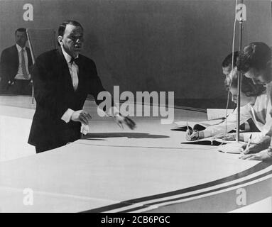 FRANK SINATRA sur le set répétition sincère de chance être une dame à NBC Studios Burbank Californie pour FRANK SINATRA : UN HOMME ET SA MUSIQUE partie II 1966 TV réalisateur spécial Dwight Hernion broadcast 7 décembre Bristol Productions Inc. / Sinatra Enterprises / CBS Banque D'Images