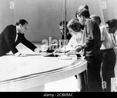 FRANK SINATRA sur le set répétition sincère de chance être une dame à NBC Studios Burbank Californie pour FRANK SINATRA : UN HOMME ET SA MUSIQUE partie II 1966 TV réalisateur spécial Dwight Hernion broadcast 7 décembre Bristol Productions Inc. / Sinatra Enterprises / CBS Banque D'Images