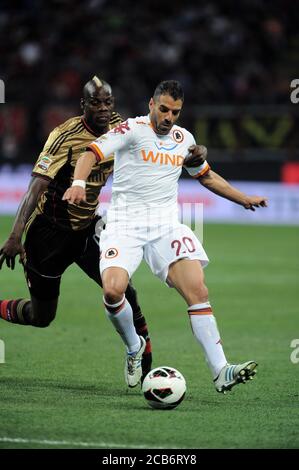 Milan Italie 12 mai 2013, 'G.MEAZZA SAN SIRO' Stadium, championnat de football Seria A 2012/2013, AC Milan - AS Roma: Mario Balotelli et Simone Perrotta en action pendant le match Banque D'Images