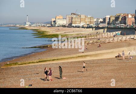 Brighton Royaume-Uni 11 août 2020 - les plages de Brighton et de Hove sont déjà occupées comme les températures devraient atteindre à nouveau bien au-dessus de 30 degrés dans certaines parties du Sud-est tandis que d'autres parties du pays sont touchées par les tempêtes de tonnerre : crédit Simon Dack / Alay Live News Banque D'Images