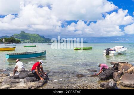 Petit bateau nommé pirogue utilisé par les pêcheurs pour y vivre, Mahebourg, Maurice Banque D'Images