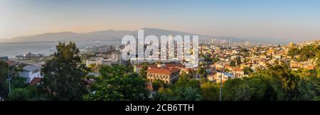 Vue panoramique sur les quartiers de Konak dans la ville d'Izmir, en Turquie Banque D'Images