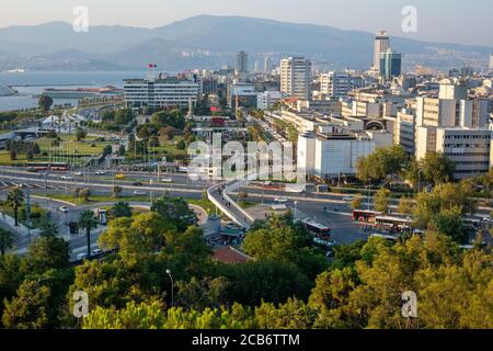 Vue imprenable sur Konak. Konak est un district de la province d'Izmir en Turquie. Banque D'Images