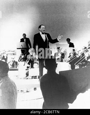 FRANK SINATRA sur le set répétition sincère de chance être une dame à NBC Studios Burbank Californie pour FRANK SINATRA : UN HOMME ET SA MUSIQUE partie II 1966 TV réalisateur spécial Dwight Hernion broadcast 7 décembre Bristol Productions Inc. / Sinatra Enterprises / CBS Banque D'Images