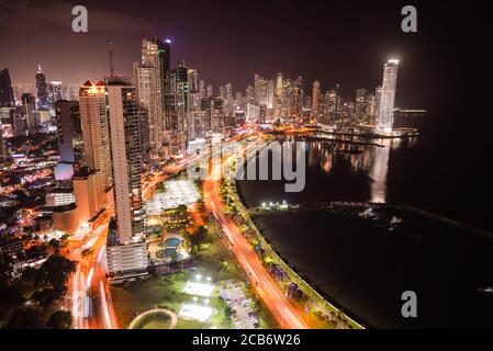 Panama City / Panama - 25 mars 2016: Grand angle paysage aérien des gratte-ciels dans le centre financier de Panama et promenade avec la mer et les avenues pendant la nuit Banque D'Images