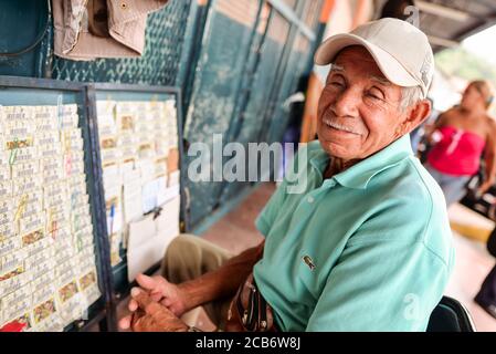 Boquete / Panama - 15 juin 2019: Portrait de l'ancien homme panaméen qui vend à la loterie Banque D'Images