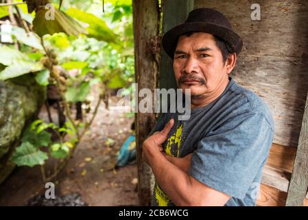 Boquete / Panama - 15 juin 2019: Portrait de l'agriculteur panaméen avec chapeau à la porte de la ferme Banque D'Images