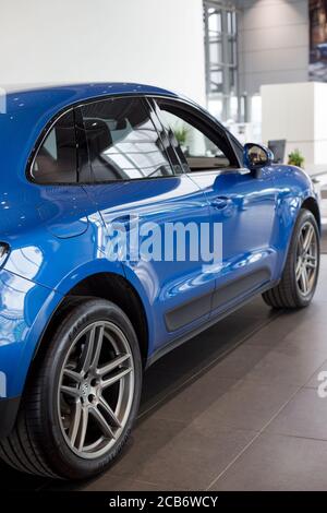 Russie, Izhevsk - 04 août 2020 : nouvelle voiture moderne Macan S dans la salle d'exposition Porsche. Vue arrière et latérale. Célèbre marque mondiale. Banque D'Images