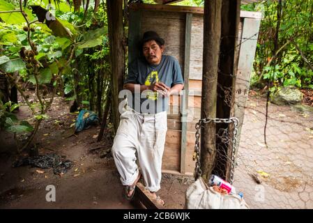 Boquete / Panama - 15 juin 2019: Portrait de l'agriculteur panaméen avec chapeau à la porte de la ferme Banque D'Images