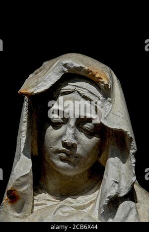 Sculpture de la femme avec les yeux détournés. Dans la fenêtre de Rossi Alabastri, l'un des nombreux ateliers et galeries sculptant, réparant et vendant des albâtres à Piazza della Pescheria, Volterra, Toscane, Italie. L’alabâtre est encore creusé dans les carrières locales qui ont donné lieu à la fondation originelle de Volterra, l’ancienne ville étrusque de Velathri. Banque D'Images