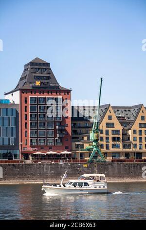 Vue sur le Rhin jusqu'au bâtiment de bureaux Silo 23, un ancien grenier du port de Rheinau, Cologne, Allemagne. Blick ueber den Rhein zum Buerog Banque D'Images