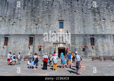 Le château de l'empereur Charles V, l'église Nuestra Señora de la Asunción y del Manzano, la place Armas, le quartier historique, la ville de Hondarribia, la baie de Txingudi, Jaizkibe Banque D'Images