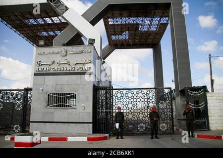 Gaza, Palestine. 11 août 2020. Les Palestiniens attendent leur tour pour traverser la frontière avec l'Égypte au poste frontière de Rafah, dans le sud de Gaza. L'Égypte a ouvert le passage de Rafah pendant trois jours pour permettre le passage de personnes bloquées, principalement des affaires humanitaires et des détenteurs de passeports égyptiens et étrangers, dans les deux directions entre l'Égypte et la bande de Gaza. Le passage à niveau est scellé depuis la mi-mars dans le cadre de l'effort visant à enrayer la propagation de la pandémie du coronavirus. Crédit: ZUMA Press, Inc./Alamy Live News crédit: ZUMA Press, Inc./Alamy Live News Banque D'Images
