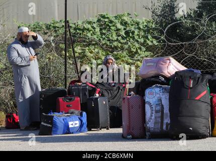 Gaza, Palestine. 11 août 2020. Les Palestiniens attendent leur tour pour traverser la frontière avec l'Égypte au poste frontière de Rafah, dans le sud de Gaza. L'Égypte a ouvert le passage de Rafah pendant trois jours pour permettre le passage de personnes bloquées, principalement des affaires humanitaires et des détenteurs de passeports égyptiens et étrangers, dans les deux directions entre l'Égypte et la bande de Gaza. Le passage à niveau est scellé depuis la mi-mars dans le cadre de l'effort visant à enrayer la propagation de la pandémie du coronavirus. Crédit: ZUMA Press, Inc./Alamy Live News crédit: ZUMA Press, Inc./Alamy Live News Banque D'Images