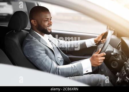 Joyeux homme d'affaires afro-américain en route pour travailler Banque D'Images
