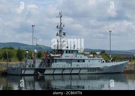 HMC Seeker, une découpeuse de 42 mètres exploitée par la Force frontalière du Royaume-Uni, à James Watt Dock, à Greenock, à Inverclyde. Banque D'Images