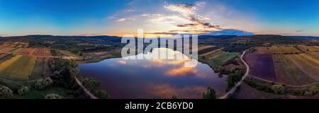 Nature avec lac et collines en Moldavie près du village de Balanesti Banque D'Images
