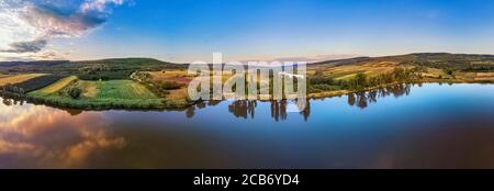 Nature avec lac et collines en Moldavie près du village de Balanesti Banque D'Images