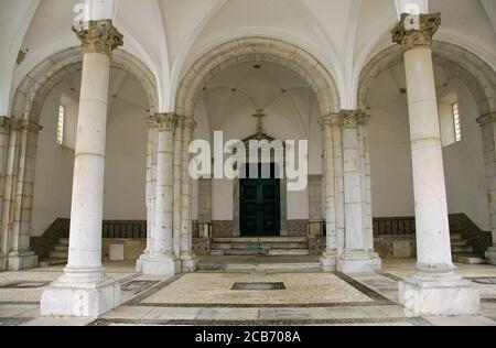 Portugal, région de l'Alentejo, Beja. Église de Mercy ou Église Misericordia (Igreja da Misericordia). Il a été construit au milieu du XVIe siècle. Architecture maniériste, forte d'influences italiennes, inspirée par la loggia de Florence. Le bâtiment a été initialement construit pour installer des bouchers municipaux. Vue intérieure de la loggia. Banque D'Images