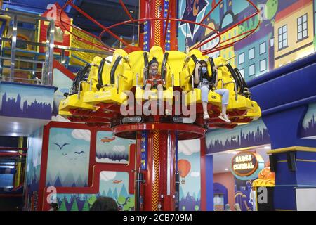 (200811) -- ISLAMABAD, le 11 août 2020 (Xinhua) -- les enfants jouent dans la zone d'amusement d'un centre commercial à Islamabad, capitale du Pakistan, le 10 août 2020. Le gouvernement pakistanais a annoncé qu'il allait assouplir la plupart des restrictions COVID-19 restantes du pays à partir de lundi, y compris l'ouverture de théâtres, de cinémas et de restaurants, selon les médias locaux. (Xinhua/Ahmad Kamal) Banque D'Images