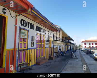 Maisons de style colonial colorées uniques au centre-ville de Salento, Colombie. Banque D'Images