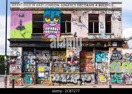 England Stratford Park Hackney Wick ex pub inn The Lord Napier graffiti couvert pendant ce temps dans l'est de Londres, les lunatiques décorent les lettres du Building faces Banque D'Images