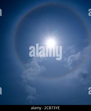 Phénomène rare - halo de soleil dans le ciel bleu. Banque D'Images