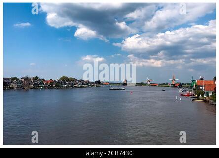 Magnifique paysage de Zaanse Schans. Le Zaanse Schans est une partie unique des pays-Bas, pleine de maisons en bois, de moulins, de granges et d'ateliers. Banque D'Images