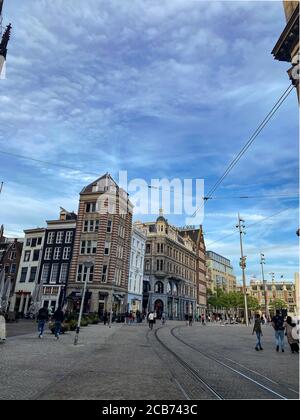 Dam Square Area, juillet-8 2020 Amsterdam, pays-Bas où les gens attendent à la gare entrer dans le centre-ville pendant Post Covid19 . Banque D'Images