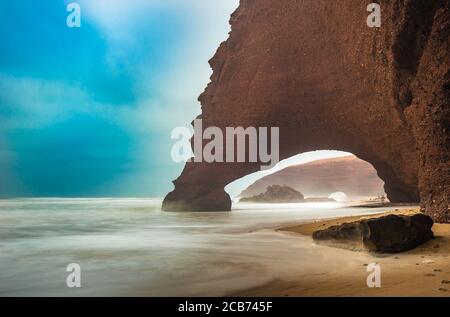 Arches rouges de la plage de Legzira, Maroc. Banque D'Images