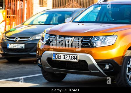 Gros plan de Dacia Duster orange brillant dans la circulation à Targoviste, Roumanie, 2020 Banque D'Images