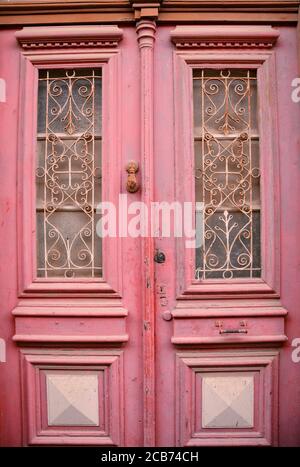 Une porte ancienne en bois rose dans le village de Lefkara, Chypre Banque D'Images