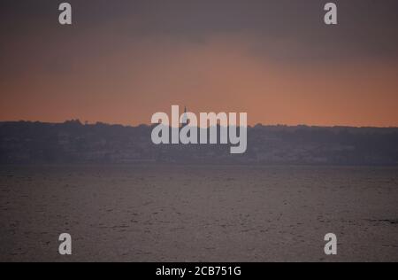 Un ciel rouge sur Ryde sur l'île de Wight à la fin d'une agréable journée d'automne Banque D'Images