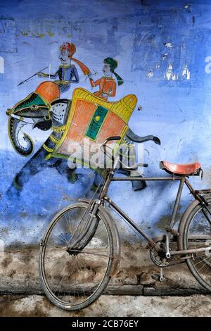 Bundi, Inde - août 2020 : un vélo appuyé contre un mur à motifs traditionnels dans une rue de la vieille ville de Bundi le 9 août 2020 au Rajasthan Banque D'Images