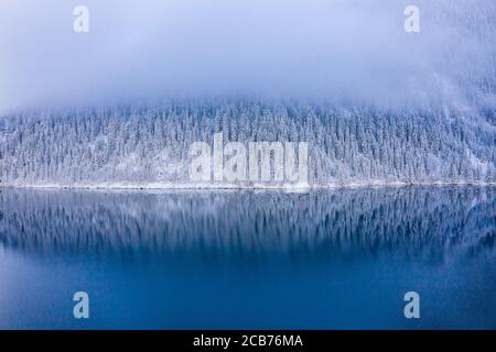 Paysage d'hiver de montagne de cristal pittoresque lac et de forêt brumeux montagne Banque D'Images