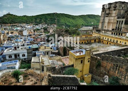 Vue sur le palais Garh et la vieille ville de Bundi. Rajasthan, Inde. Banque D'Images