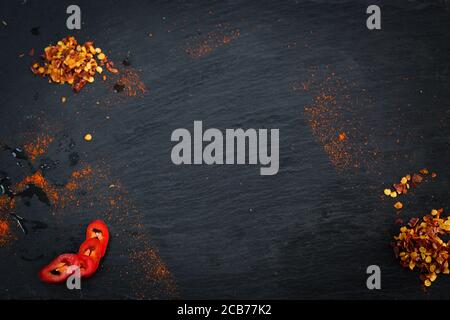 Épices fond de nourriture avec ardoise sur table en bois bleu, vue de dessus, place pour le texte. Banque D'Images