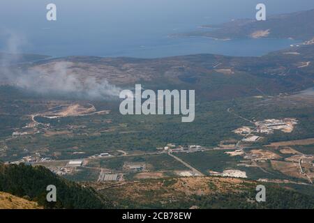 Incendie de forêt au Monténégro, sur la péninsule de Lustica, près de la piste de l'aéroport de Tivat. Vue depuis le mont Lovcen. Banque D'Images