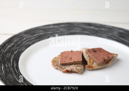 Prise de vue en grand angle de morceaux de viande frits dans un blanc plaque Banque D'Images