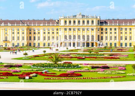 VIENNE, AUTRICHE - 23 JUILLET 2019 : Palais de Schönbrunn, allemand : Schloss de Schönbrunn, et Grand parterre - jardin français avec de beaux massifs fleuris, Vienne, Autriche Banque D'Images