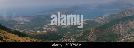 Incendie de forêt au Monténégro, sur la péninsule de Lustica, près de la piste de l'aéroport de Tivat. Vue depuis le mont Lovcen. Banque D'Images