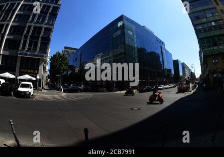 Berlin, Allemagne. 11 août 2020. Le ciel bleu est visible au-dessus du siège social de Deutsche Presseagentur, à l'intersection de Markgrafenstrasse et Zimmerstrasse. Dans la capitale, la chaleur estivale et le respect des mesures de protection de la couronne sont à l'ordre du jour. (Tourné avec un objectif grand angle) Credit: Felix Hörhager/dpa/Alay Live News Banque D'Images