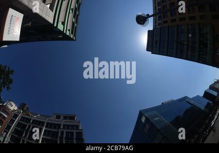 Berlin, Allemagne. 11 août 2020. Le ciel bleu est visible au-dessus du siège social de la Deutsche Presseagentur, à l'intersection de Markgrafenstrasse et Zimmerstrasse. Dans la capitale, la chaleur estivale et le respect des mesures de protection de la couronne sont à l'ordre du jour. (Tourné avec un objectif grand angle) Credit: Felix Hörhager/dpa/Alay Live News Banque D'Images