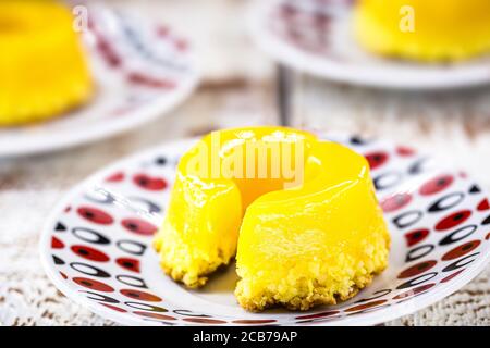 Morceau de Quindir, petit pudding coupé à partir de l'oeuf brésilien, avec du sucre et de la noix de coco râpée. Macro ou photo de gros plan de la cuisine brésilienne Banque D'Images