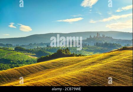 La ville médiévale de San Gimignano surplombe les gratte-ciel et la campagne, et le paysage est panoramique au coucher du soleil. Toscane, Italie, Europe. Banque D'Images